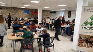 Aharon très concentré au premier plan à gauche